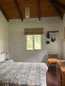 1 dormitorio con cama y ventana en Esquina Verde, en Bella Vista