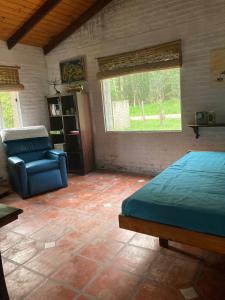 - une chambre avec un lit, un canapé et une fenêtre dans l'établissement Esquina Verde, à Bella Vista