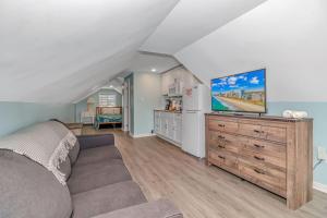 een woonkamer met een bank en een keuken bij 125 Atlantic Avenue Unit G2 -Pet Friendly! Loft Apartment -Sleeps 2-4 guests! in Myrtle Beach