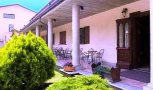 Taman di luar Dominus Hotel