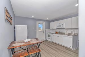 Gallery image of 125 Atlantic Avenue Unit K - Pet Friendly! Walk To The Beach and Pier! 1BR - 1BA -Sleeps 2-4 guests! in Myrtle Beach