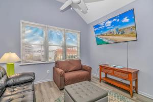 Gallery image of 125 Atlantic Avenue Unit K - Pet Friendly! Walk To The Beach and Pier! 1BR - 1BA -Sleeps 2-4 guests! in Myrtle Beach +32 photos