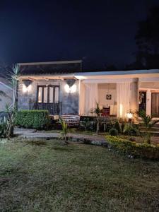 a house with lights on the front of it at night at Casa de Campo La Niebla in Tlalnelhuayocan