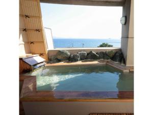una piscina con vistas al océano en Hotel Mikawa Kaiyoukaku - Vacation STAY 90625v en Gamagori