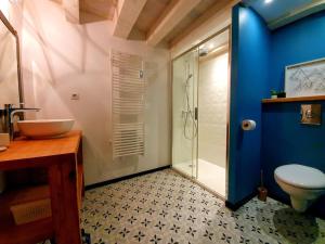 een badkamer met een douche, een wastafel en een toilet bij Gîte *** du Gazon du Cerisier in Le Tholy