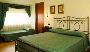 Säng eller sängar i ett rum på Dominus Hotel