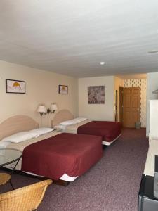 Greybull的住宿－Wheels Motel，酒店客房设有两张床和电视。