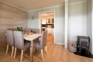 Kuchyň nebo kuchyňský kout v ubytování Spacious modern apartment, close to nature + 22 fotografií