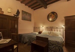 フィレンツェにあるソッジョルノ ラ ペルゴラのベッドルーム1室(ベッド2台、ノートパソコン付きのデスク付)