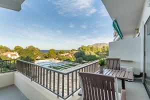 balcón con mesa, sillas y piscina en El nido de Betlem en Colonia de Sant Pere