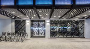 un groupe de vélos garés à l'intérieur d'un bâtiment dans l'établissement The Cloud Hotel, à Taichung