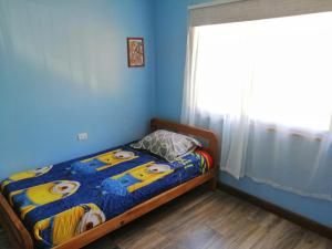 - une chambre avec un lit doté d'un couvre-lit pacman dans l'établissement Cabaña Hijuela Colga, à Villarrica