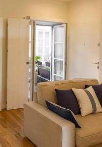 - un salon avec un canapé et des oreillers dans l'établissement Bright studio with terrace, à Porto