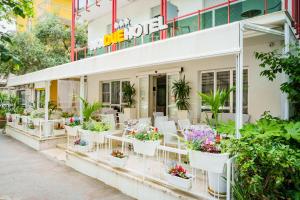 リミニにあるNOIDUE Hotelの鉢植えの花屋