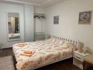 - une chambre avec un lit et 2 serviettes dans l'établissement ZEN Studio Apartman, à Bihać