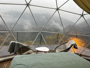 Nespecifikovaný výhled na hory nebo výhled na hory při pohledu z luxury tent
