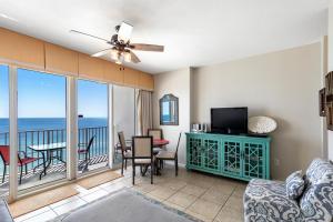 ein Wohnzimmer mit Meerblick in der Unterkunft Windemere 904 Pool Side Cabana Included! in Perdido Key