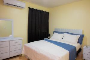 Postel nebo postele na pokoji v ubytování Luxury, cozy apartment Alma Rosa /15 min airport
