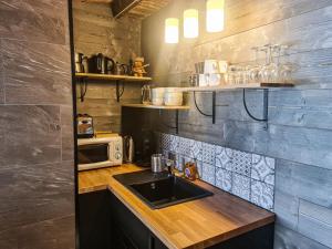 Kuchyň nebo kuchyňský kout v ubytování Studio Lachat - Centre village, vue montagnes - AravisTour + 8 fotografií