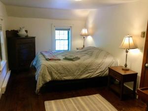 Llit o llits en una habitació de Wonderful Farm Escape With Swim Creek & Hiking Trails