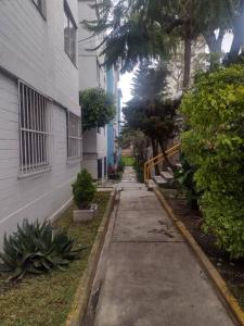 una acera vacía delante de un edificio en Piso entero, cómodo y moderno, en Ciudad de México