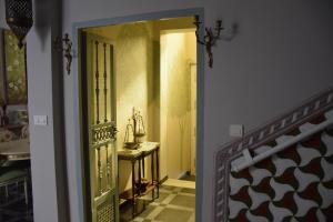 uma porta aberta para um quarto com uma mesa em Casa Xanadu Seville - 6 bedroom Andalusian home with terraces em Sevilha