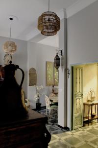 塞維利亞的住宿－Casa Xanadu Seville - 6 bedroom Andalusian home with terraces，一间带桌子的客厅和一间餐厅