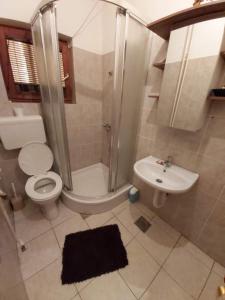 Ένα μπάνιο στο Rooms Stefan