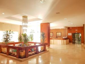 a lobby with potted plants and a kitchen at Hotel Faranda Los Tilos in Teo