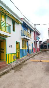 une rangée de maisons avec des portes colorées dans une rue dans l'établissement vivienda turistica sara & angel 2, à Salento