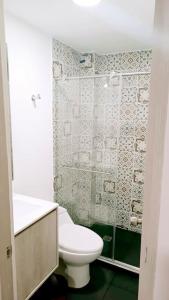 La salle de bains est pourvue d'une douche et de toilettes. dans l'établissement vivienda turistica sara & angel 2, à Salento