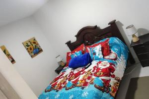 1 dormitorio con 1 cama con edredón azul en vivienda turistica sara & angel 2, en Salento