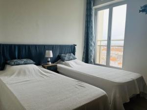 2 Betten in einem Zimmer mit Fenster in der Unterkunft Appartement Les Sables-d'Olonne, 2 pièces, 4 personnes - FR-1-197-534 in Les Sables-dʼOlonne