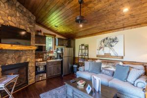 Una sala de estar con un sofá y una chimenea. en Red Wolf Chalet at Eagles Nest, en Banner Elk