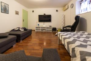 - un salon avec 2 lits et une télévision à écran plat dans l'établissement Apartment Stipe, à Solin