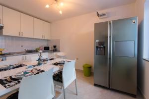 索林的住宿－斯蒂佩公寓，厨房配有大型不锈钢冰箱