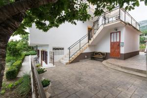 Casa con escalera y patio en Apartment Stipe, en Solin