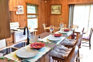 Φωτογραφία από το άλμπουμ του Quiet and Comfy 3bed/2bath - Chalet with hot tub. σε Cedar