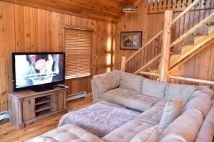 A seating area at Quiet and Comfy 3bed/2bath - Chalet with hot tub.