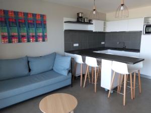 uma sala de estar com um sofá e uma cozinha em Appartement La Tranche-sur-Mer, 3 pièces, 6 personnes - FR-1-194-234 em La Tranche-sur-Mer