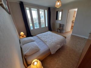 Cama ou camas em um quarto em Appartement La Roche-Posay, 3 pièces, 6 personnes - FR-1-541-86