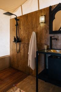bagno con lavandino e specchio di Caravan by Habitas Agafay a Marrakech