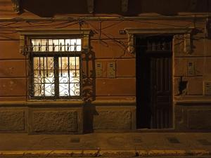 a window on the side of a building with a gate at LOFT CENTRO DE AREQUIPA in Arequipa