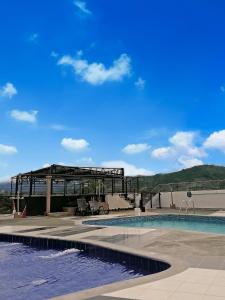 una gran piscina con un pabellón junto a en Vista al Mar Verde de Armenia con parqueadero privado, en Armenia