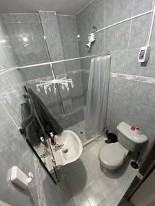 Baño pequeño con aseo y lavamanos en Apartaestudio amoblado - Pasoancho/Sur-Centro/Cali, en Cali