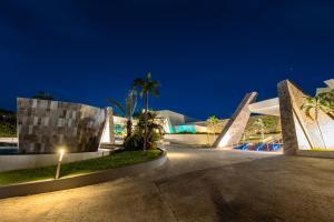 Grand Sirenis Riviera Maya Resort & Spa All Inclusive في أكومال: اطلالة ليلية على منتجع في الليل