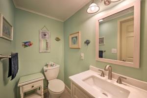 Bilik mandi di Serene West Cape May Getaway Walk to Beach! +16 gambar