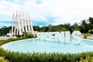 Grand Sirenis Riviera Maya Resort & Spa All Inclusive في أكومال: لافته لدخول حديقه