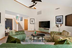 een woonkamer met een bank en een tv bij The Hemingway in Bentonville