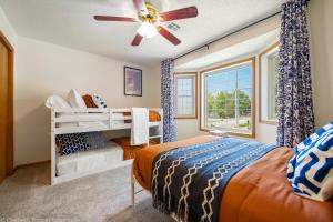 een slaapkamer met een bed en een plafondventilator bij The Hemingway in Bentonville